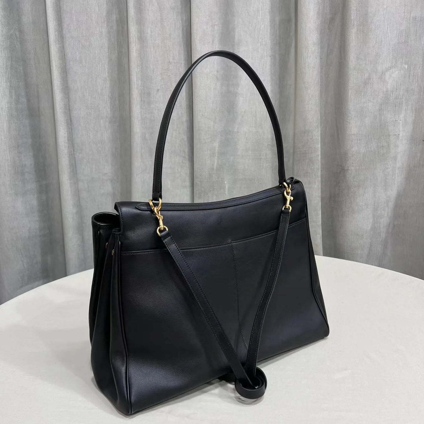 Sac à main femme noir structuré avec rabat et anse – Meliva